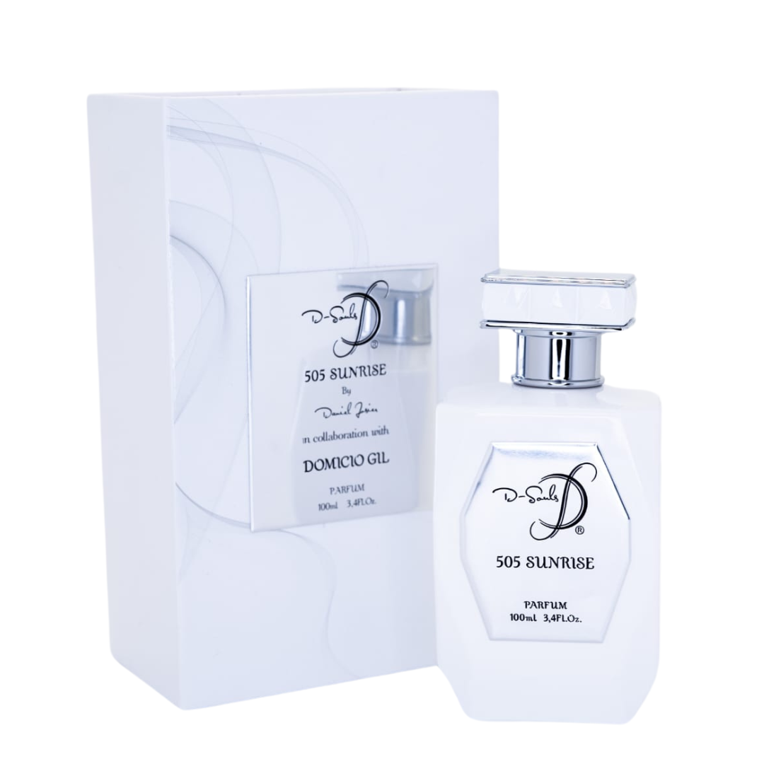 El frasco, de líneas limpias y elegantes, presenta una forma octogonal y un acabado en blanco brillante, combinado con detalles metálicos en tono plateado que refuerzan su aspecto sofisticado. En la parte frontal de la botella se distingue una placa plateada que porta el nombre de la fragancia "505 SUNRISE" y las inscripciones relativas a su concentración y volumen.
Junto a la botella, se aprecia la caja, también en color blanco, con un diseño minimalista y delicadas líneas curvas sutilmente impresas.