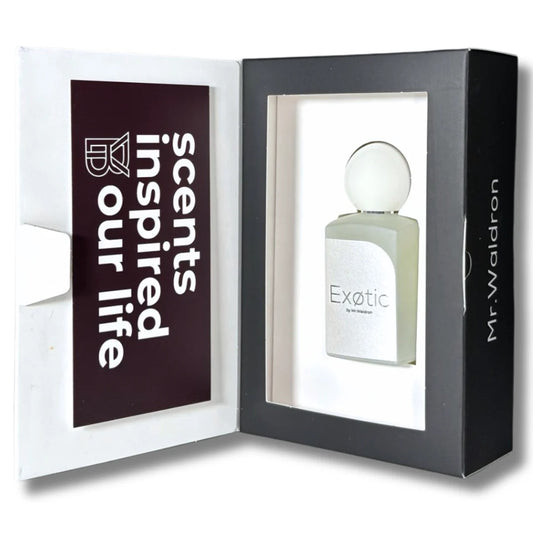 Estuche del perfume "Exøtic" de Mr. Waldron, con presentación elegante y lema “Scents inspired our life”. El frasco está alojado en una caja negra con ventana. Perfumería Sanchotena.