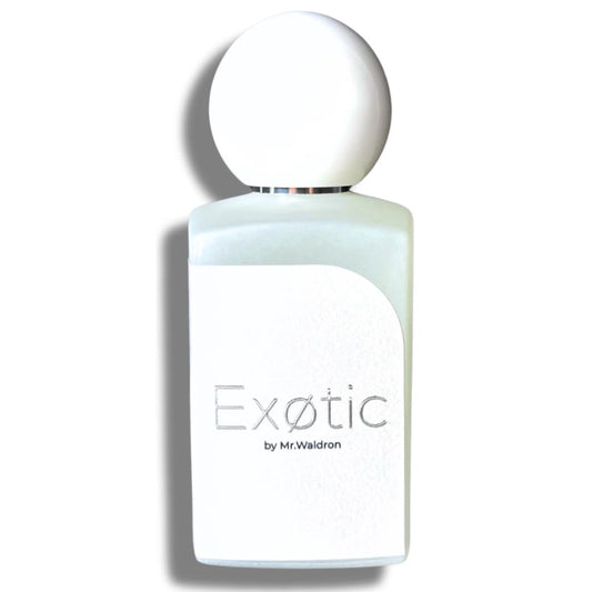Frasco del perfume "Exøtic" de Mr. Waldron, con diseño blanco minimalista y tipografía moderna. Fragancia exclusiva disponible en Perfumería Sanchotena.