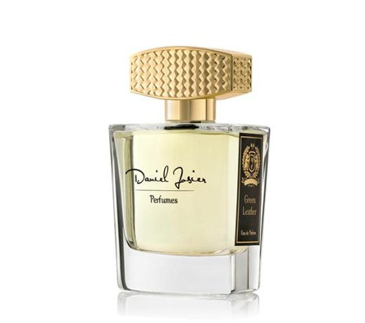 Frasco de perfume ‘Green Leather Eau de Parfum’ de Daniel Josier, con diseño transparente, líquido verde claro, tapón dorado texturizado y detalles elegantes, destacando un aroma sofisticado con notas de cuero y frescura.