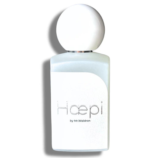 Frasco del perfume "Haepi" de Mr. Waldron, con diseño minimalista blanco y tapón esférico. Fragancia de autor exclusiva en Perfumería Sanchotena.