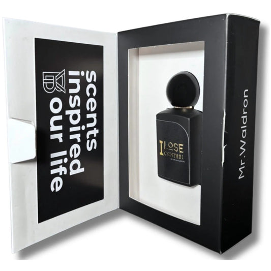 Estuche del perfume "I Lose Control" de Mr. Waldron. Caja negra con ventana que revela el frasco oscuro con detalles dorados y lema “Scents inspired our life”. Disponible en Perfumería Sanchotena.