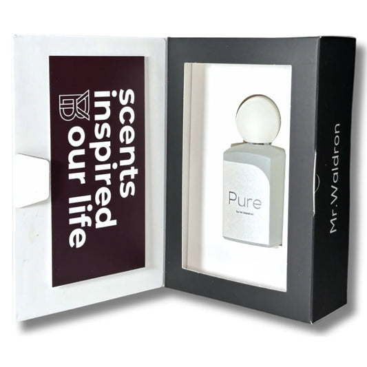 Perfume "Pure" de Mr. Waldron presentado en su estuche original. Caja de diseño elegante con ventana transparente y lema “Scents inspired our life”. Disponible en Perfumería Sanchotena.