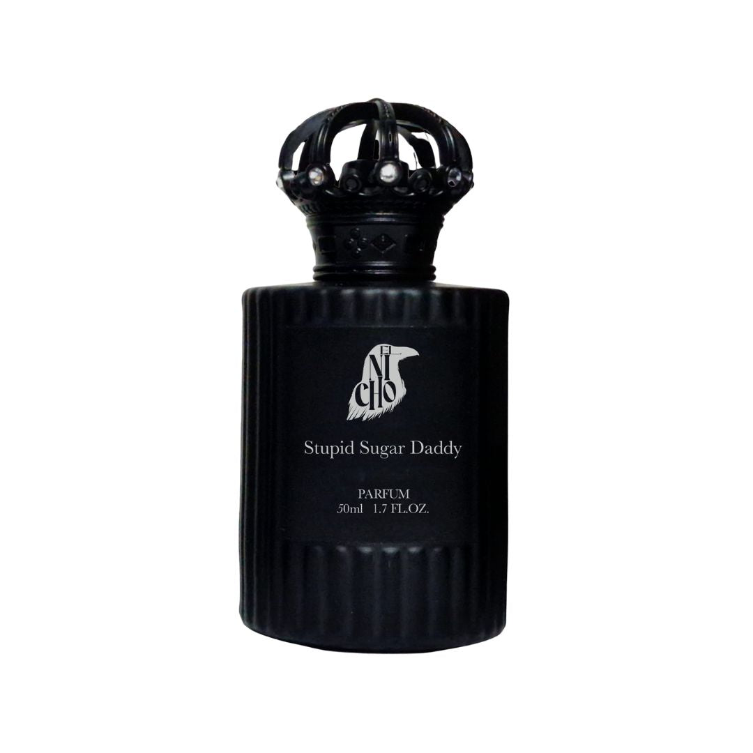 Botella de perfume “Stupid Sugar Daddy” de El Nicho, diseñada en negro mate con relieves verticales y una tapa en forma de corona. Una fragancia única que combina lujo y provocación, ideal para quienes buscan experiencias olfativas memorables.