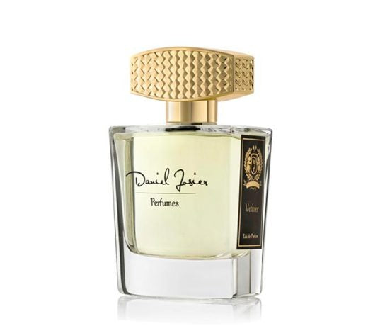 Frasco de perfume ‘Vetiver Eau de Parfum’ de Daniel Josier, con diseño transparente, líquido verde claro, tapón dorado texturizado y detalles elegantes, destacando un aroma fresco y terroso con notas de vetiver.