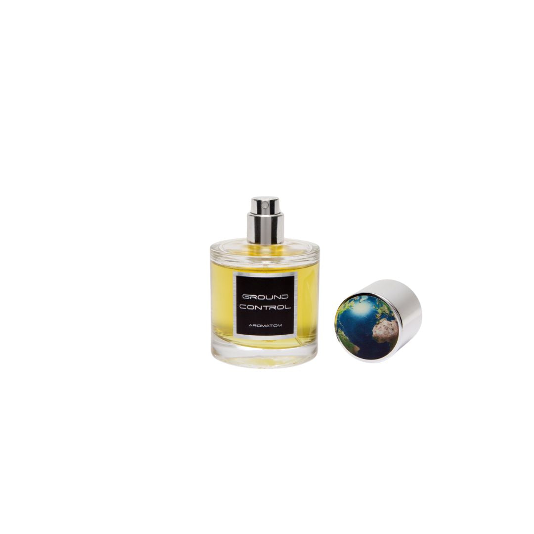 Perfume Ground Control de Aromatóm, fragancia terrenal con diseño inspirado en la vista de la Tierra desde el espacio.