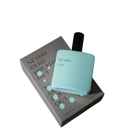 Perfume Neydo 01.02 en frasco azul claro con caja, fragancia Breathe Out fresca y relajante.
