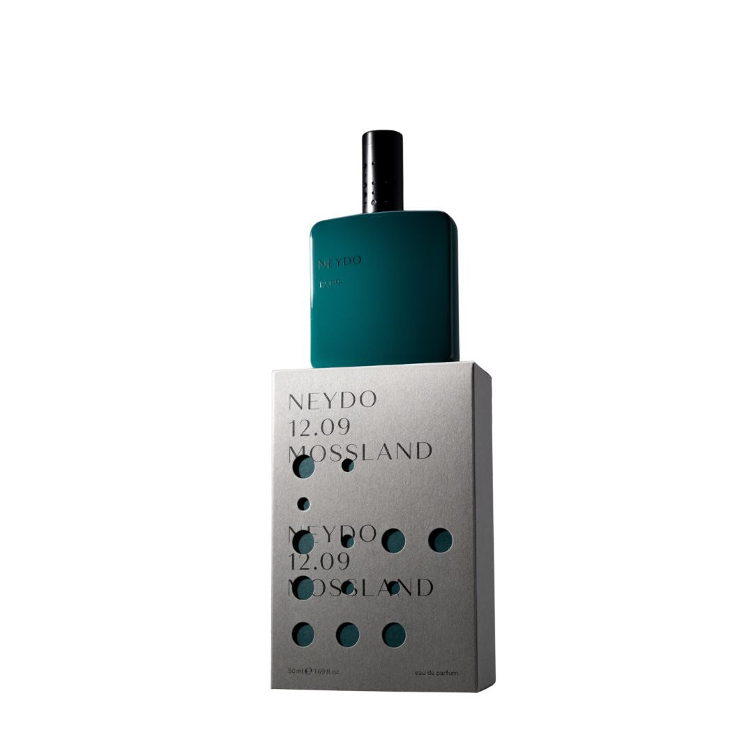 Perfume Neydo 12.09 en frasco verde oscuro sobre su caja, fragancia Mossland fresca y natural.