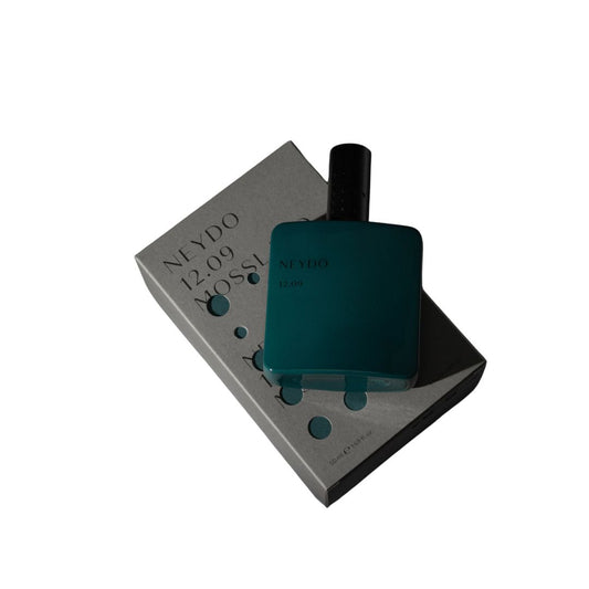 Perfume Neydo 12.09 en frasco verde oscuro con caja, fragancia Mossluxe elegante y natural.