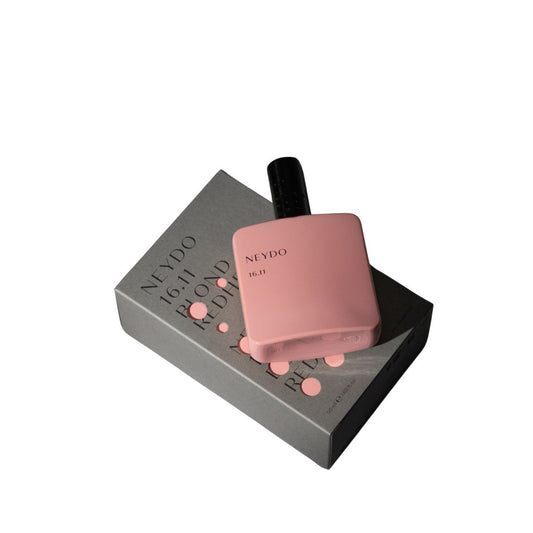 Perfume Neydo 16.11 en frasco rosa con caja, fragancia Powdered Rose delicada y floral.