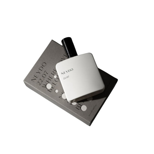 Perfume Neydo 22.07 en frasco blanco con caja, fragancia White Bloom elegante y atemporal.