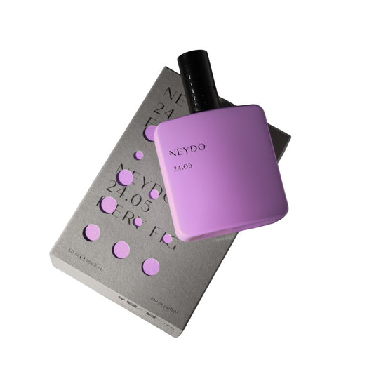 Perfume Neydo 24.05 en frasco violeta con caja, fragancia Berry Fig sofisticada y afrutada.