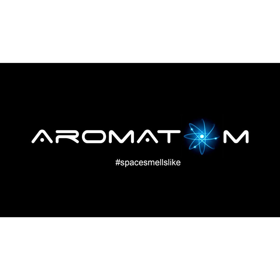 Logo de AromAtom con átomo azul y hashtag #spacesmellslike; perfumes de autor inspirados en el espacio en Perfumería Sanchotena, Durango (Bizkaia).