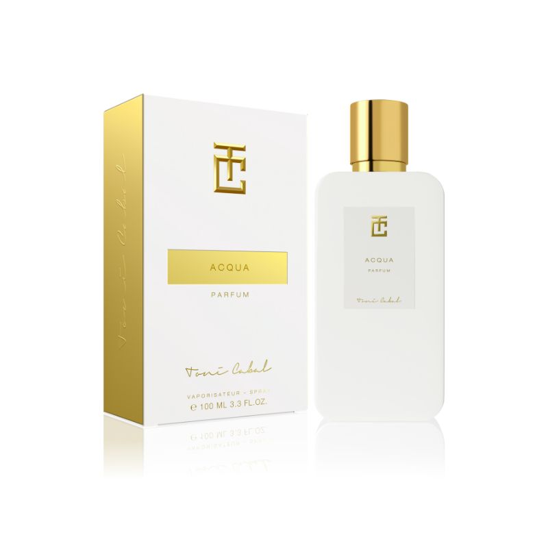 Perfume ‘Acqua Parfum’ de Toni Cabal con frasco blanco y tapón dorado, presentado junto a su caja a juego, destacando una fragancia fresca y elegante.