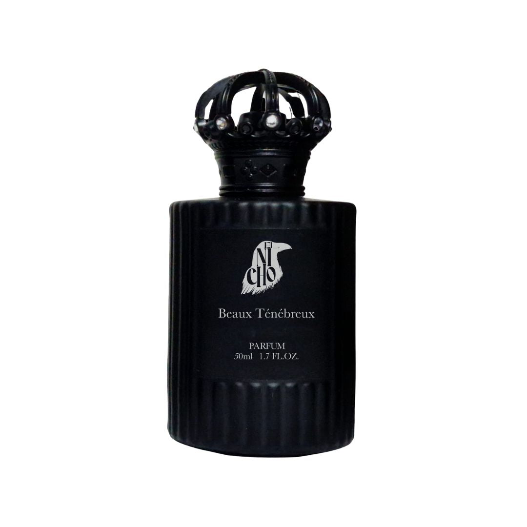 Botella de perfume “Beaux Ténébreux” de El Nicho, presentada en un elegante frasco negro mate con texturas acanaladas y una tapa decorada en forma de corona. Esta fragancia destaca por su carácter misterioso y seductor, ofreciendo una experiencia olfativa sofisticada y envolvente, perfecta para quienes buscan dejar una impresión duradera.