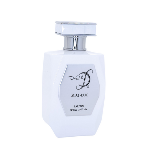 un frasco de perfume con un diseño refinado y contemporáneo. La botella presenta una forma octogonal estilizada y un acabado en blanco brillante, que transmite una sensación de pureza y armonía visual. En su parte frontal destaca una placa metálica en tono plateado, ligeramente facetada, que enmarca tanto el logotipo de “D-Souls” —dibujado con una caligrafía elegante— como el nombre de la fragancia: “MAI 4TH”