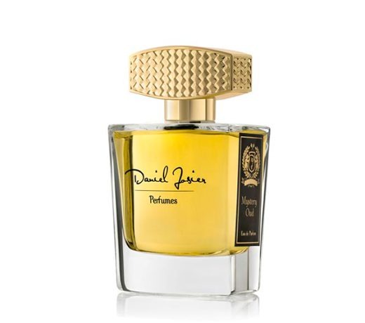 Frasco de perfume ‘Mystery Oud Eau de Parfum’ de Daniel Josier, con diseño transparente, líquido dorado, tapón texturizado en tono oro y detalles elegantes, destacando un aroma exótico y amaderado