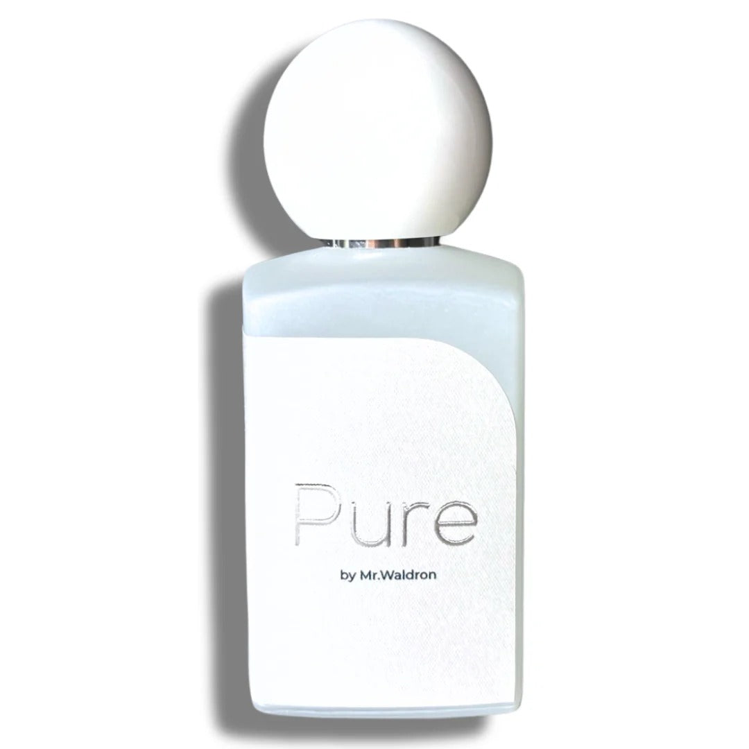 Frasco del perfume "Pure" de Mr. Waldron, diseño minimalista en blanco con tapón esférico, fragancia exclusiva disponible en Perfumería Sanchotena.