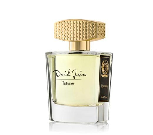 Frasco de perfume ‘Quetzaly Eau de Parfum’ de Daniel Josier, con diseño transparente, líquido verde claro, tapón dorado texturizado y detalles refinados, evocando un aroma fresco y exótico inspirado en la naturaleza.