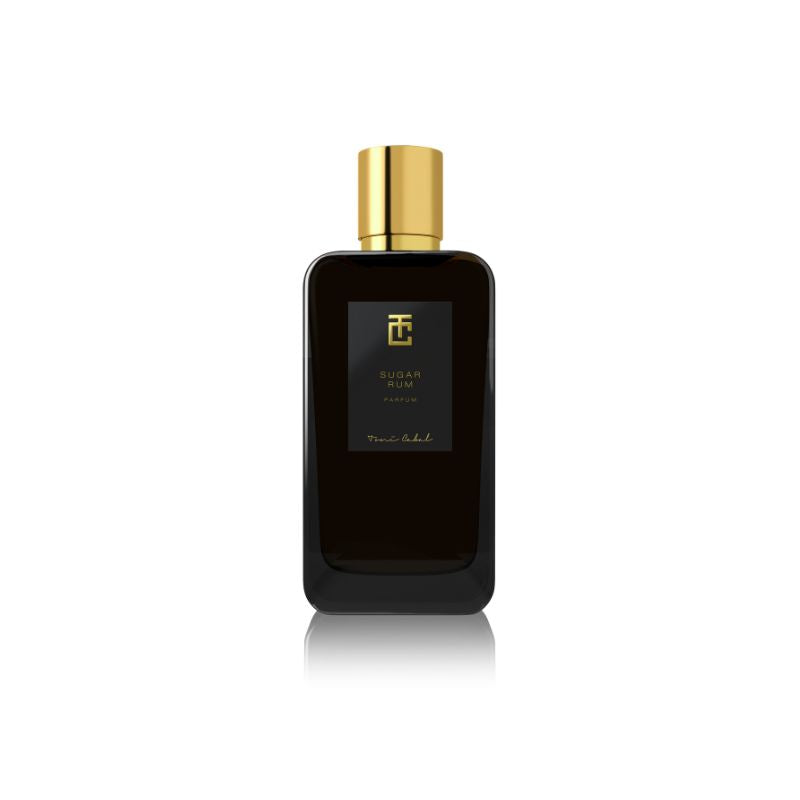 Botella de ‘Sugar Rum Parfum’ de Toni Cabal en color negro con tapón dorado, resaltando un aroma dulce y especiado