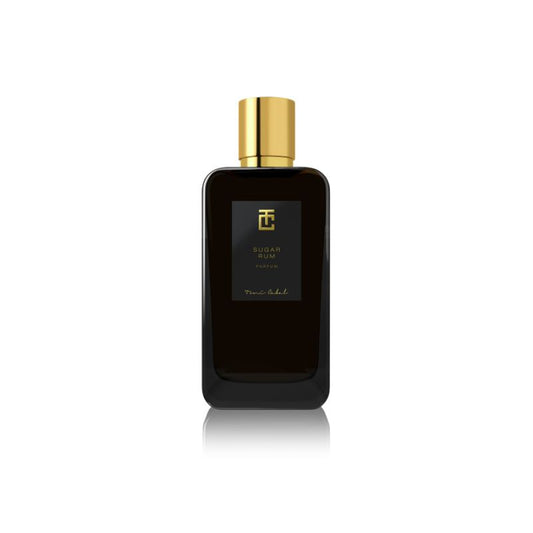 Botella de ‘Sugar Rum Parfum’ de Toni Cabal en color negro con tapón dorado, resaltando un aroma dulce y especiado