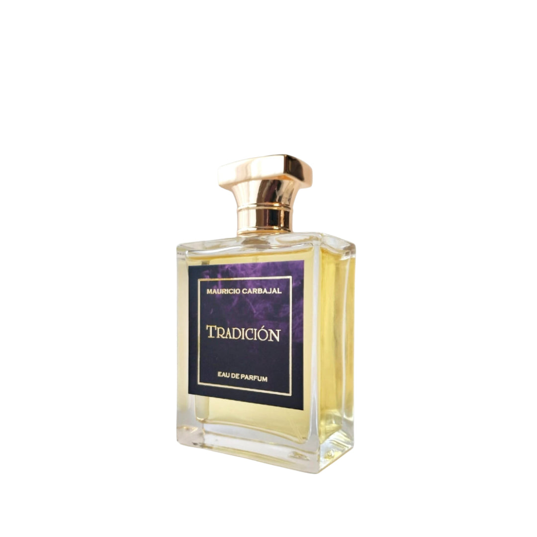 Elegante frasco del perfume 'Tradición' de Mauricio Carbajal, con un diseño sofisticado y una fragancia única que refleja la esencia de la tradición peruana. Perfecto para quienes buscan autenticidad y exclusividad en cada gota.