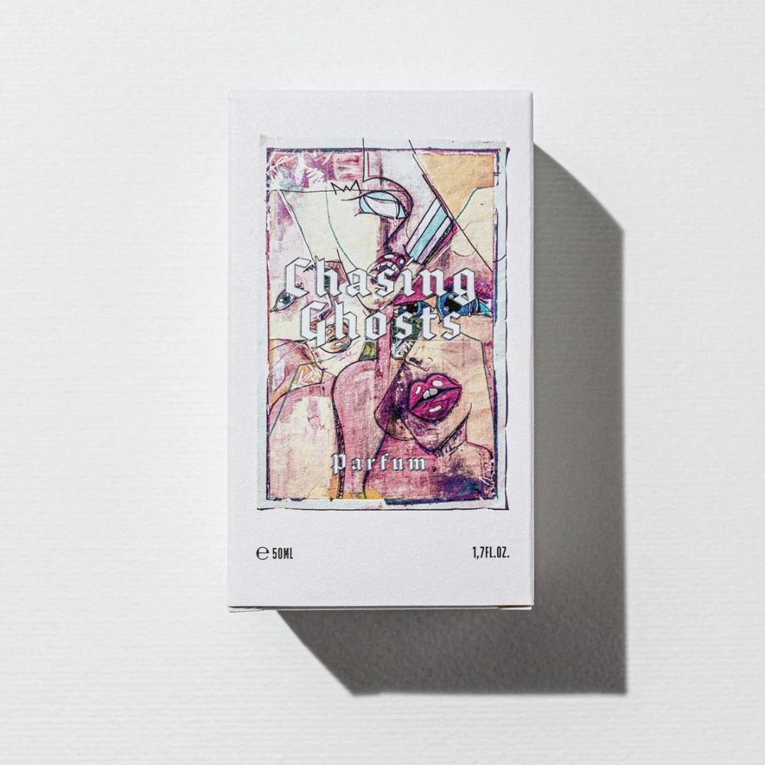 Estuche de Chasing Ghosts con ilustracion artistica en tonos rosas y morados