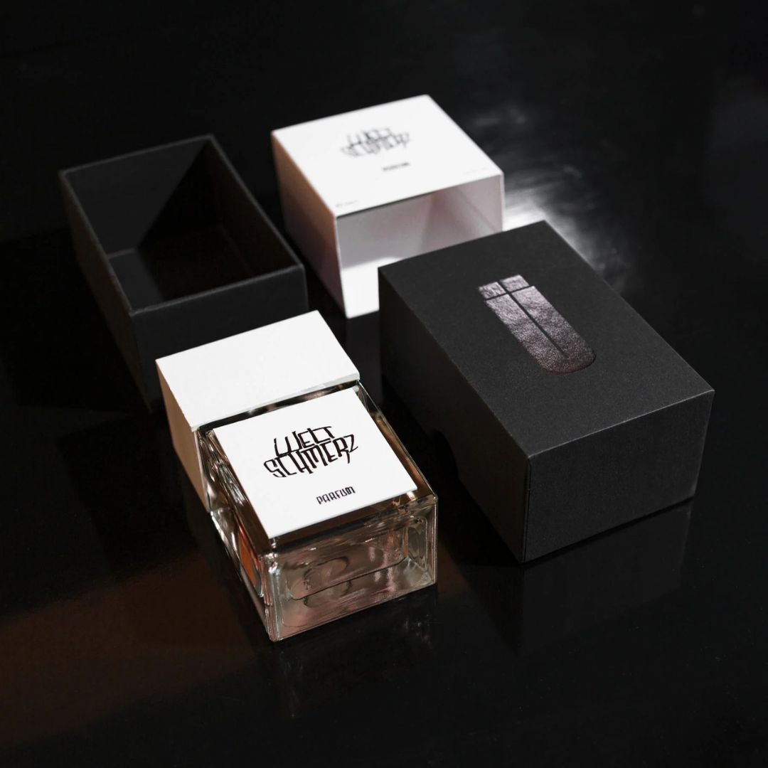 Estuche de Weltschmerz Parfum junto al frasco, packaging negro Art Brut
