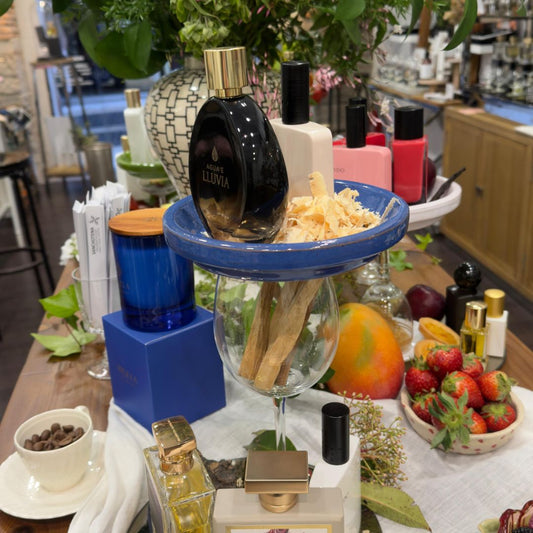 Composición de perfumes de autor con fresas, mango y palo santo en la Experiencia Olfativa de Sanchotena