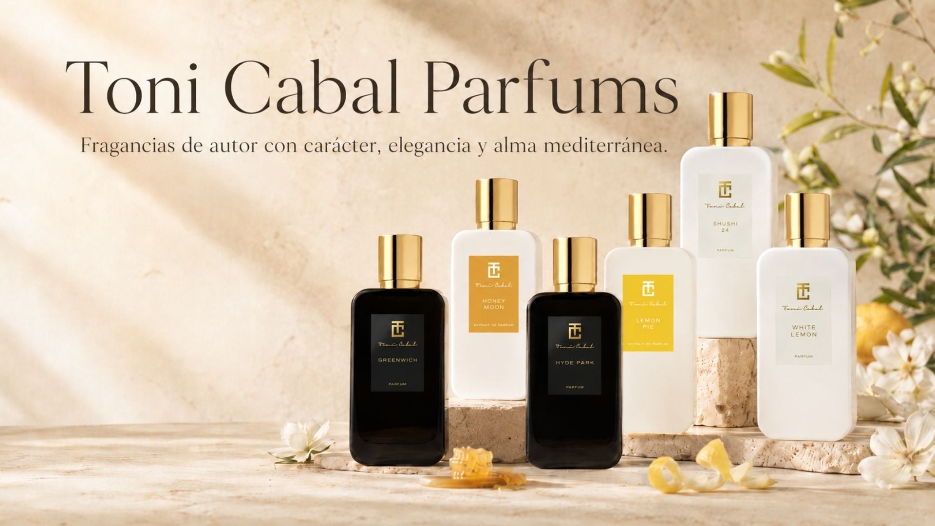 Banner de la colección Toni Cabal Parfums con perfumes de autor sobre fondo cálido mediterráneo y estética lujo natural.