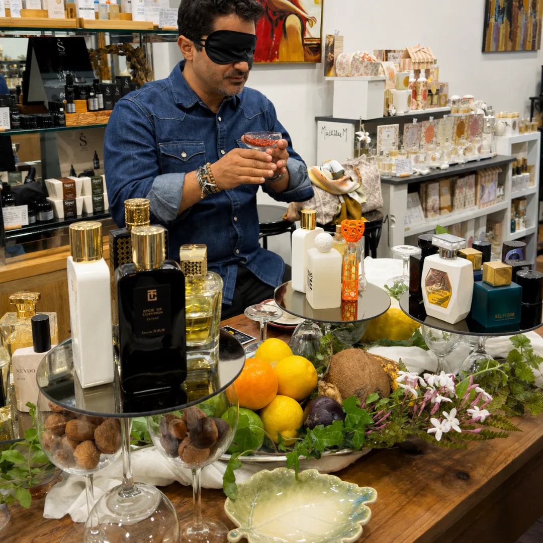 Cliente con antifaz oliendo un perfume de autor durante la cata privada de Perfumería Sanchotena en Durango