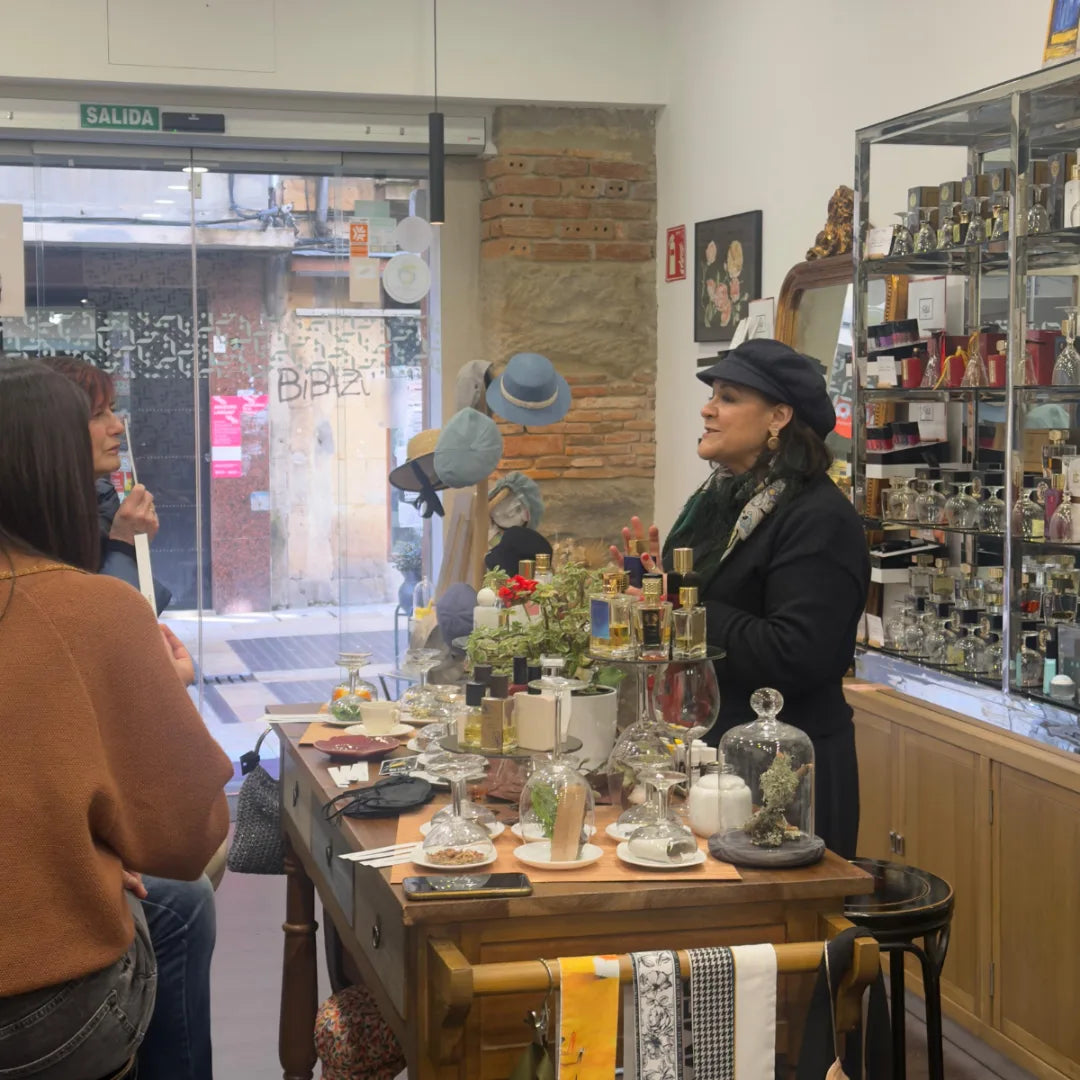 Cliente oliendo una tira de papel durante la cata privada de perfumes en Perfumería Sanchotena, Durango