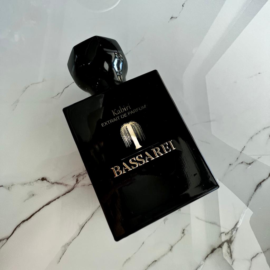 Kabiri de Bassarei extrait de parfum frasco negro elegante sobre fondo de mármol