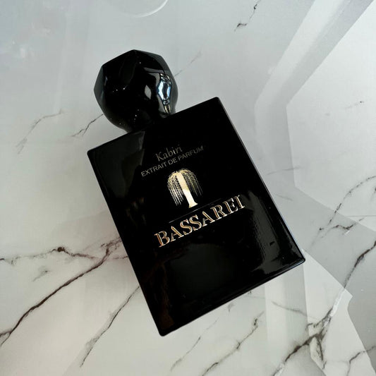 Kabiri de Bassarei extrait de parfum frasco negro elegante sobre fondo de mármol