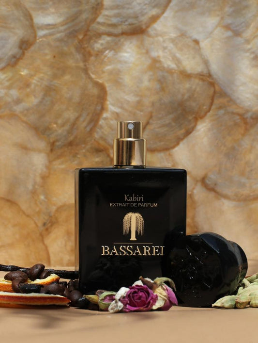 Kabiri de Bassarei extrait de parfum perfume nicho con café especias y flores fondo cálido