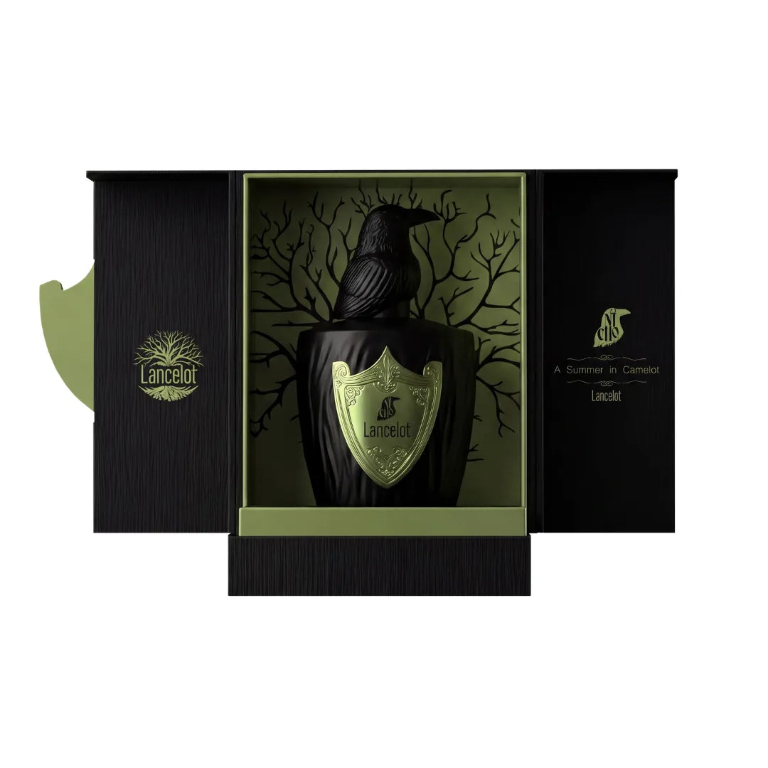 Estuche abierto de Lancelot, El Nicho, con el frasco de tapón de cuervo sobre fondo verde con árbol y la frase A Summer in Camelot