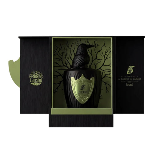Estuche abierto de Lancelot, El Nicho, con el frasco de tapón de cuervo sobre fondo verde con árbol y la frase A Summer in Camelot