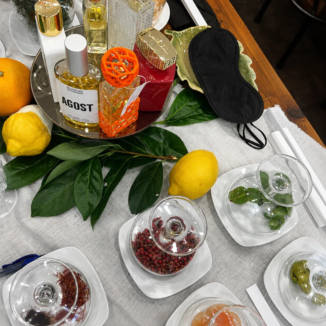Mesa preparada para la cata de perfumes con cítricos, especias y materias primas naturales en Perfumería Sanchotena