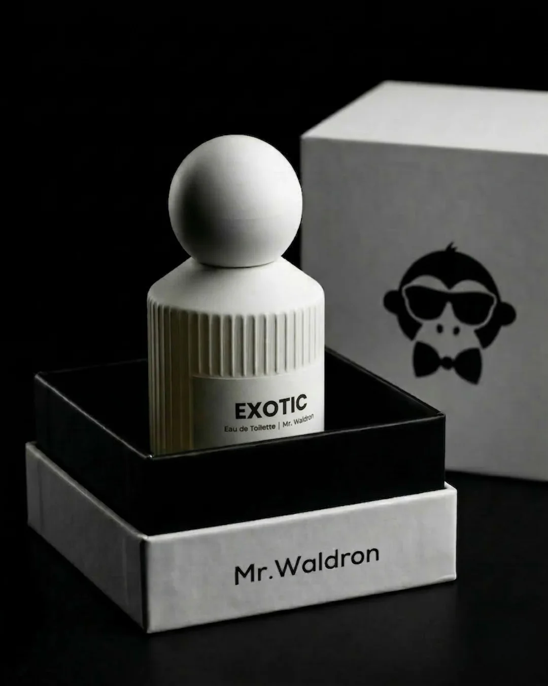 Perfume Exotic de Mr. Waldron en frasco blanco minimalista sobre caja negra de presentación con packaging elegante