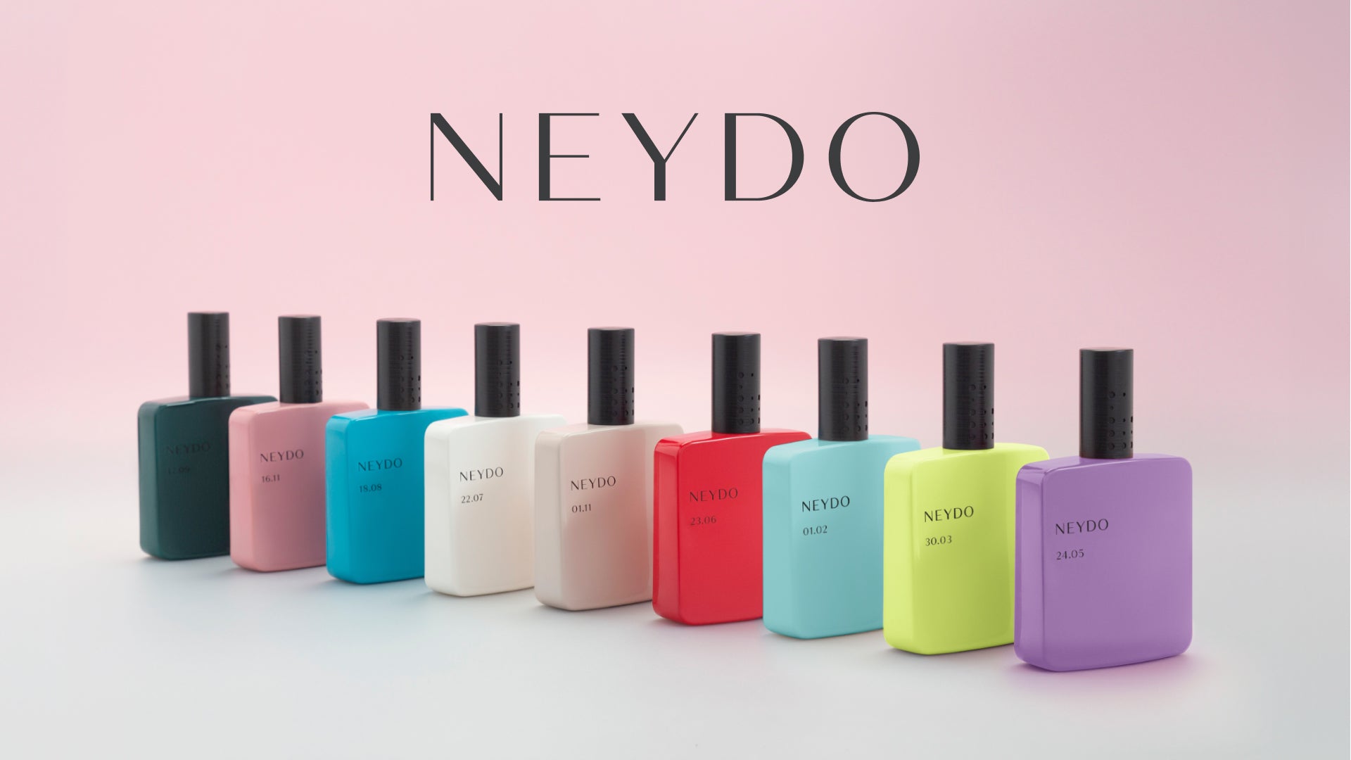 Colección completa de perfumes NEYDO, fragancias de autor en frascos de colores vibrantes, inspiradas en fechas únicas, fotografía de alta calidad sobre fondo rosa y blanco
