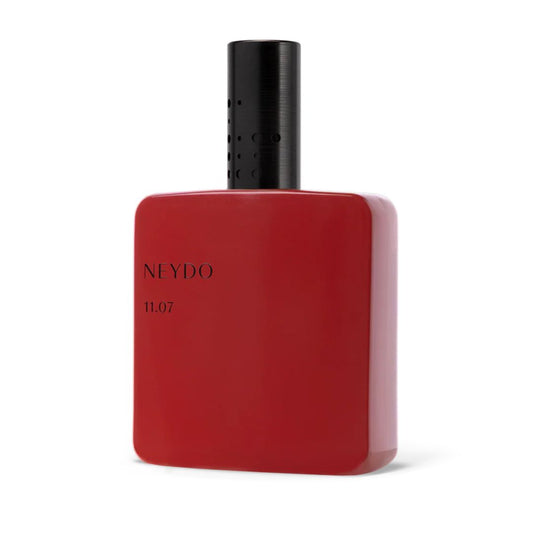 Perfume de autor NEYDO 11.07, fragancia intensa y envolvente en frasco rojo, creación exclusiva inspirada en los sueños.