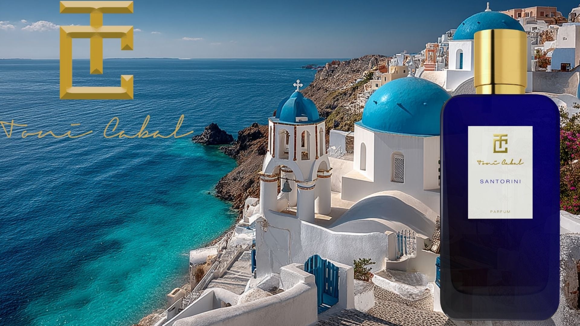 Banner del perfume Santorini de Toni Cabal, con frasco azul frente al mar Egeo y casas blancas con cúpulas azules en la isla de Santorini