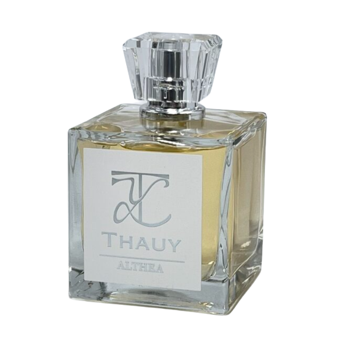 "Frasco del perfume Althea de THAUY , fragancia silvestre y fresca con notas de helecho, peonía y musgo de roble"