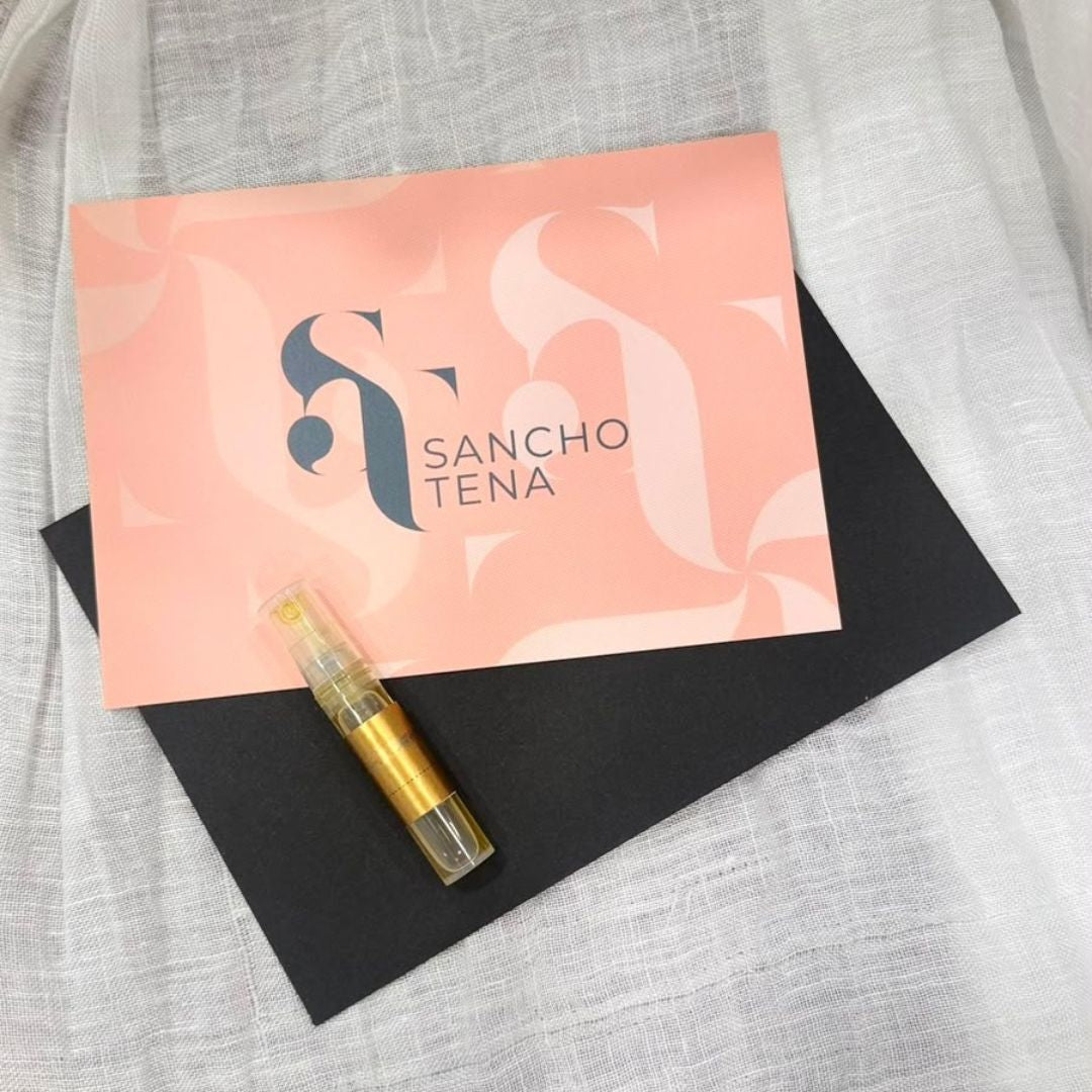Sample de perfume de 2,5 ml de Perfumería Sanchotena, con vial dorado y tarjeta de marca en tono rosa palo