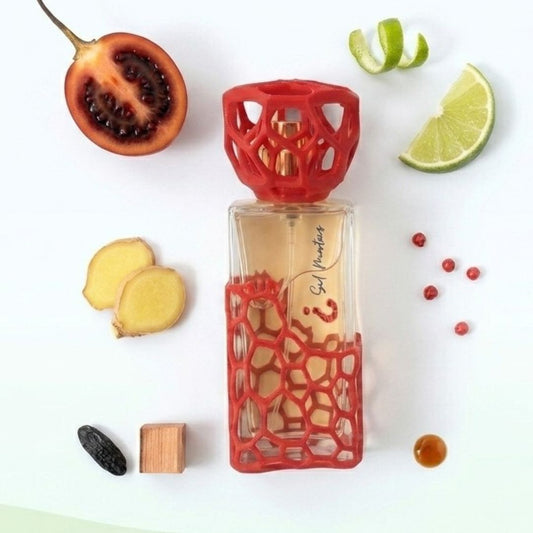 Perfume signo de interrogación , Sid Martens, especiado gourmand con tamarillo, lima, jengibre y ron; aroma vibrante y cálido.