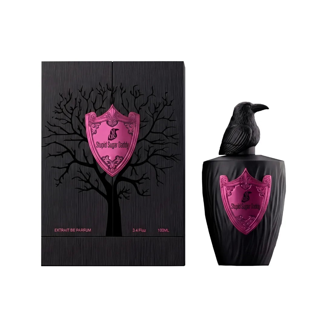 Stupid Sugar Daddy de El Nicho: frasco negro con tapón de cuervo y estuche con árbol grabado y escudo rosa fucsia, Extrait de Parfum 100 ml