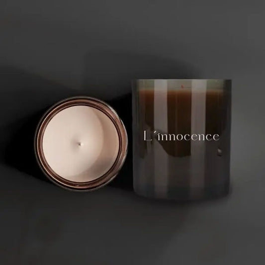 Vela aromática L’Innocence de Volonté Bougie en vaso oscuro, con cera de abeja y esencia refinada.