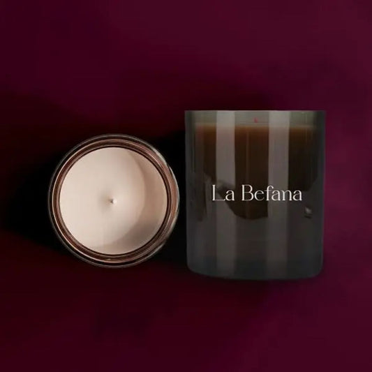 Vela aromática La Befana de Volonté Bougie en vaso oscuro, artesanal y elaborada con cera de abeja.