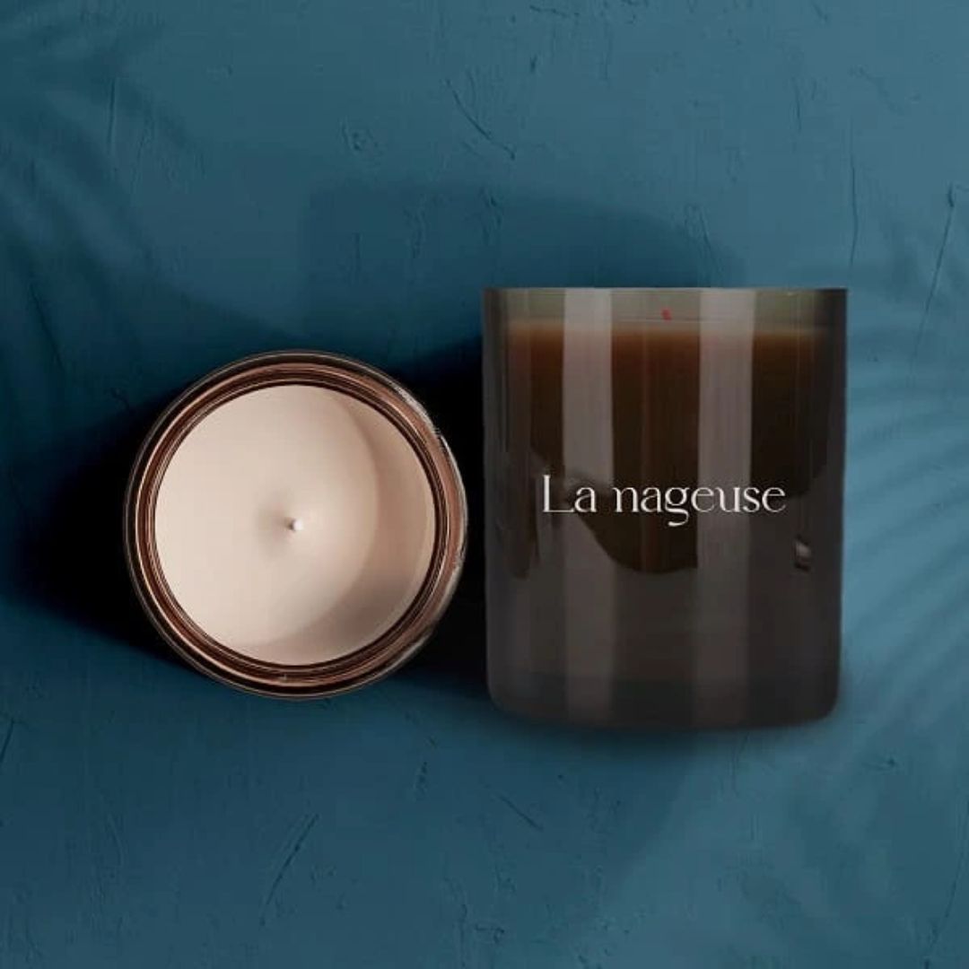 Vela aromática La Nageuse de Volonté Bougie en vaso oscuro, hecha con cera de abeja y fragancia de autor.