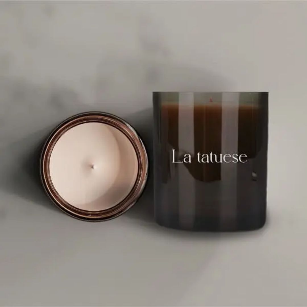Vela aromática La Tatueuse de Volonté Bougie en vaso oscuro, con cera de abeja y aroma exclusivo.